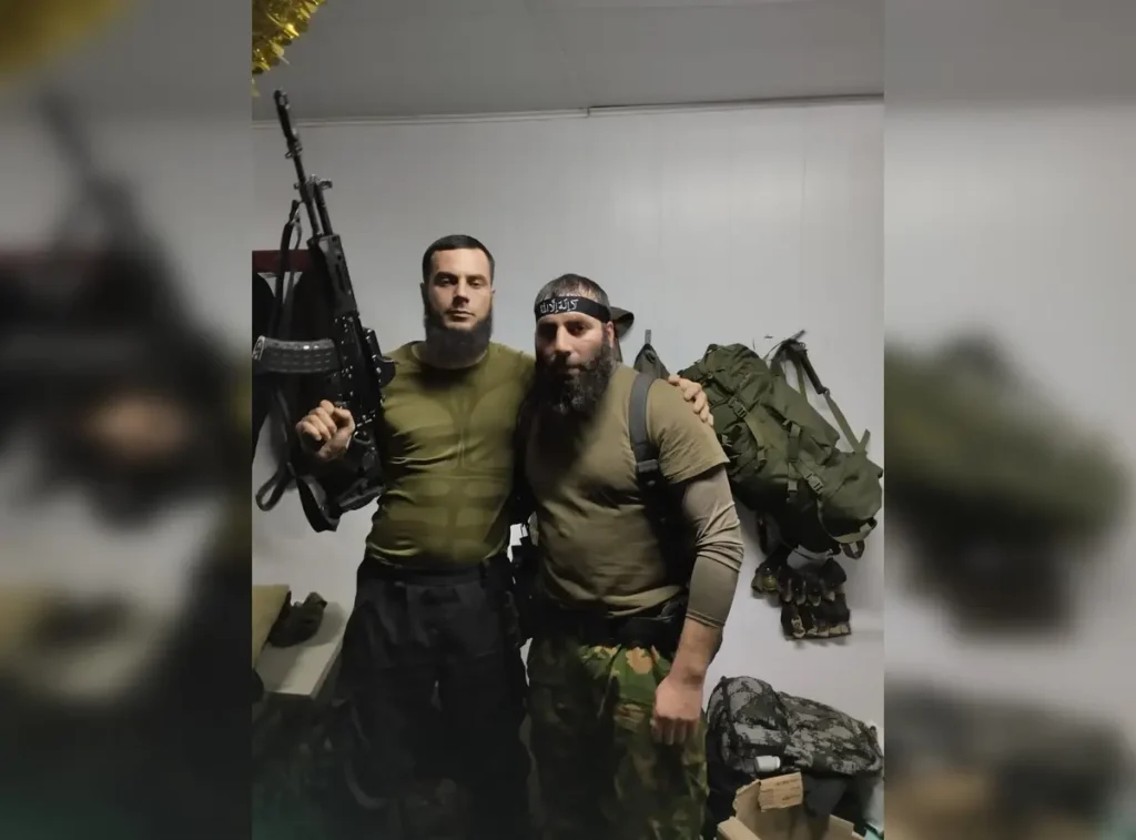 Алхаст Идалов позирует на фото с другим добровольцем 23 июля 2023 года. Фото: личная страница ВКонтакте.