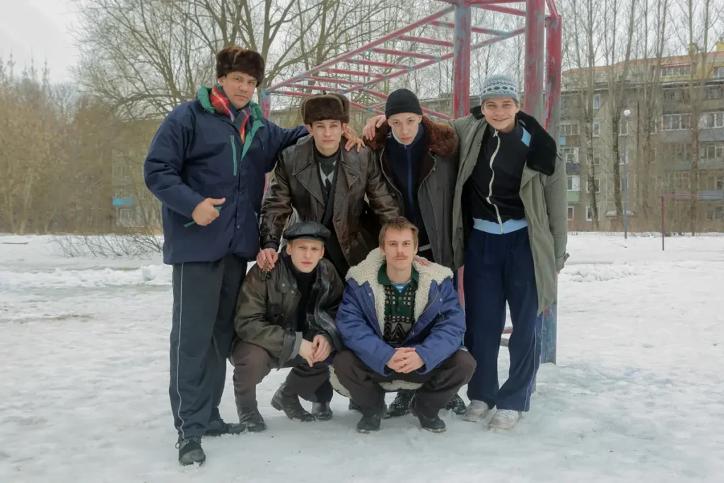 Актеры сериала «Слово пацана» позируют для фото во время съемок. Источник: пресс-служба Wink.