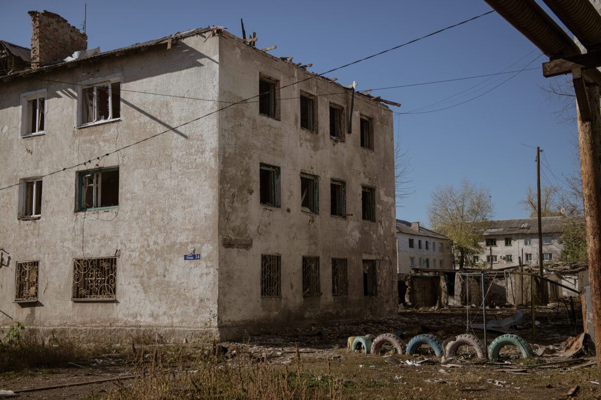 Повреждённое здание в Мирнограде