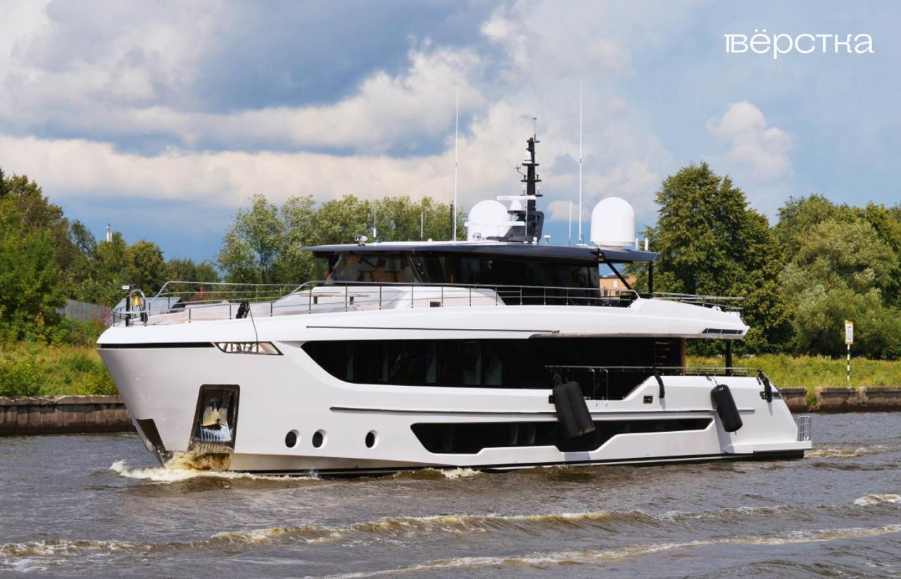 Суперъяхта Альфа-банка Majesty 111 от компании Gulf Craft это 34-метровое судно с шестью пассажирскими каютами