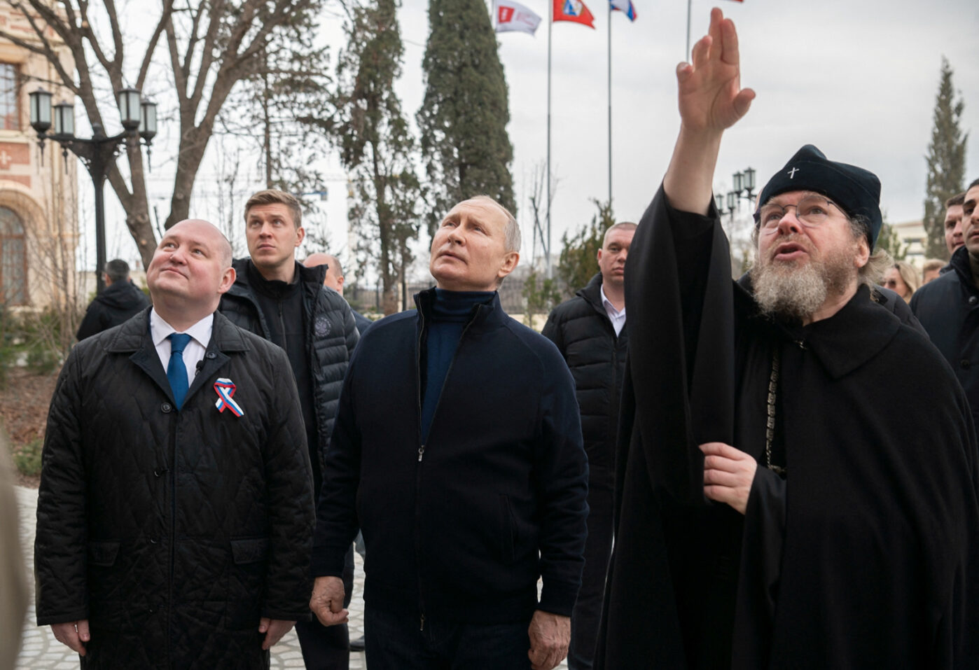 Губернатор Севастополя Михаил Развожаев, Владимир Путин и митрополит Тихон (Шевкунов) в государственном музее-заповеднике «Херсонес Таврический» в Севастополе