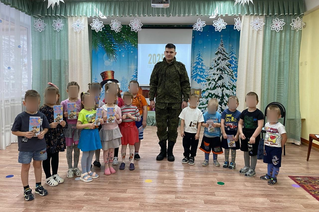 В российских детсадах и школах начались мероприятия, посвящённые году защитника Отечества, объявленному Владимиром Путиным