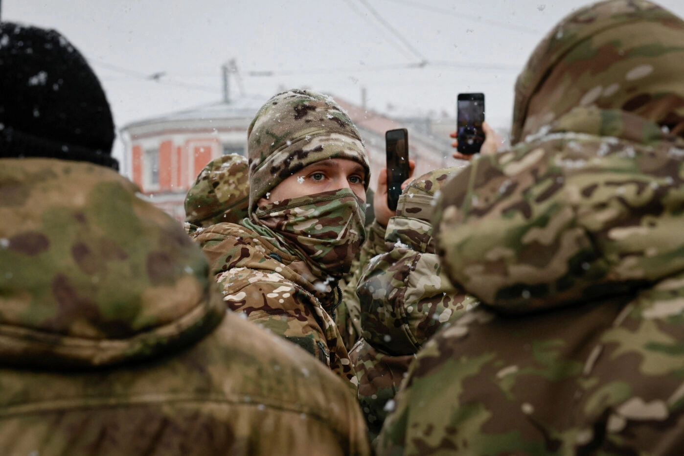 Добровольцы, вступившие в ряды российских вооруженных сил, во время Дня народного единства России