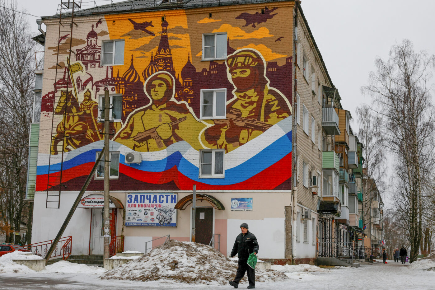 Жилой дом с муралом в поддержку российских вооруженных сил в Петушках, Владимирская область
