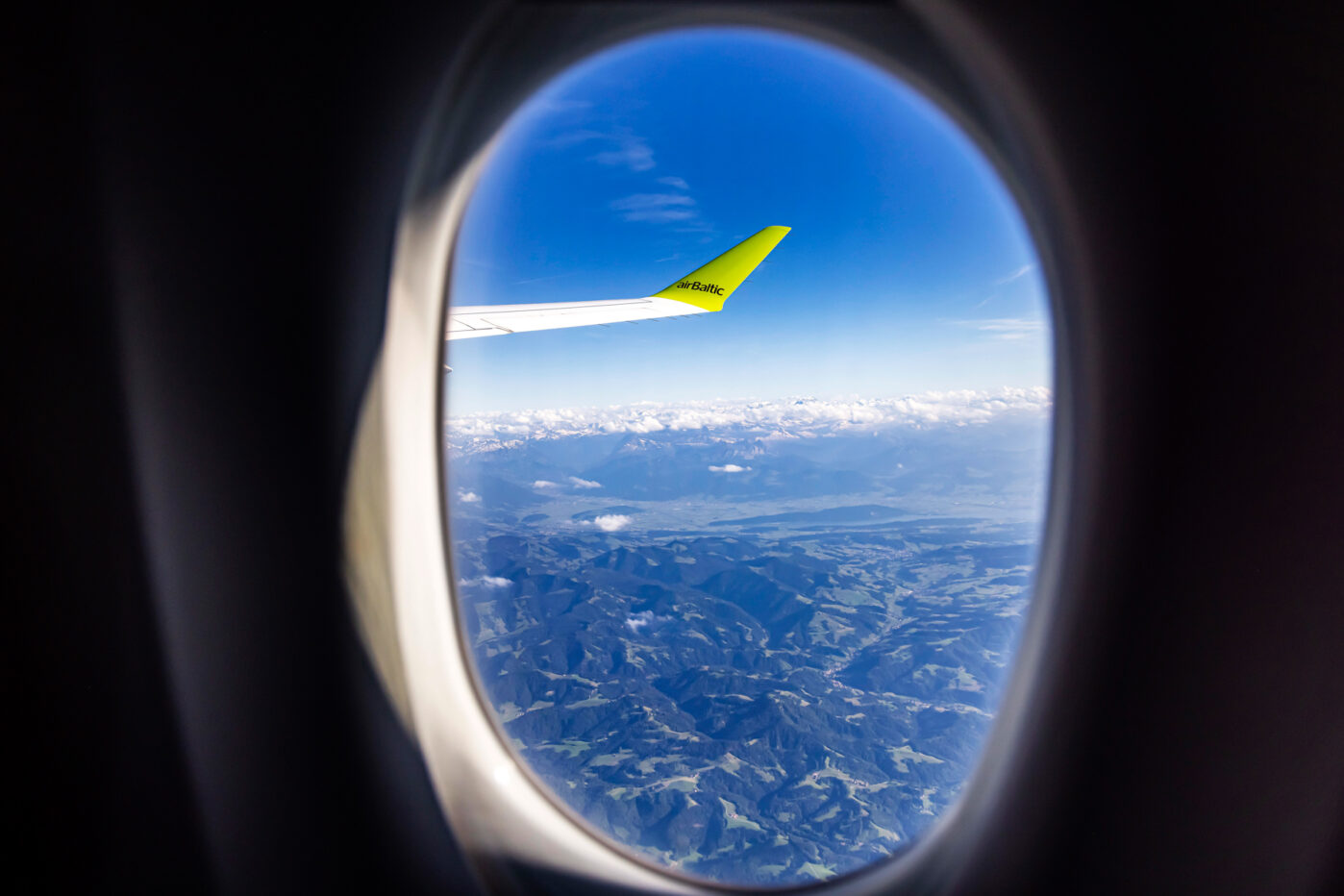 Вид с иллюминатора самолета Airbaltic на Цюрих и предгорья Альп