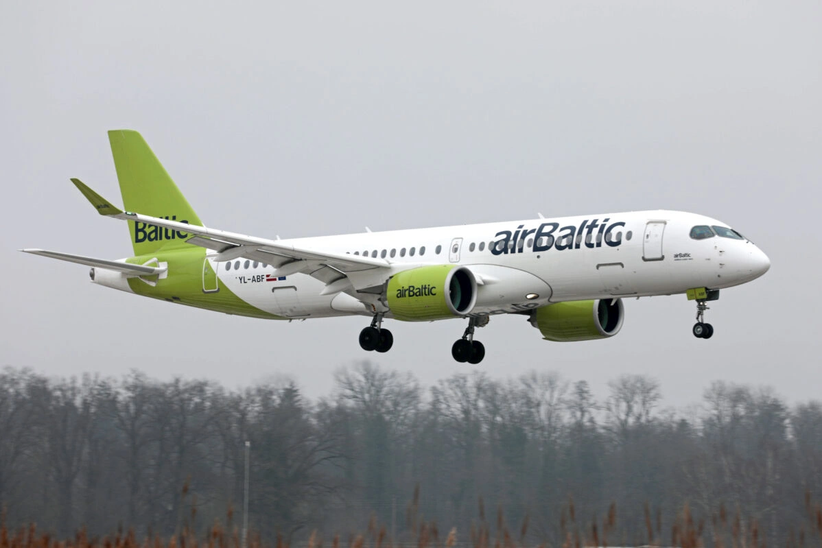 Пассажирский самолет Air Baltic совершает посадку в аэропорту Цюрих