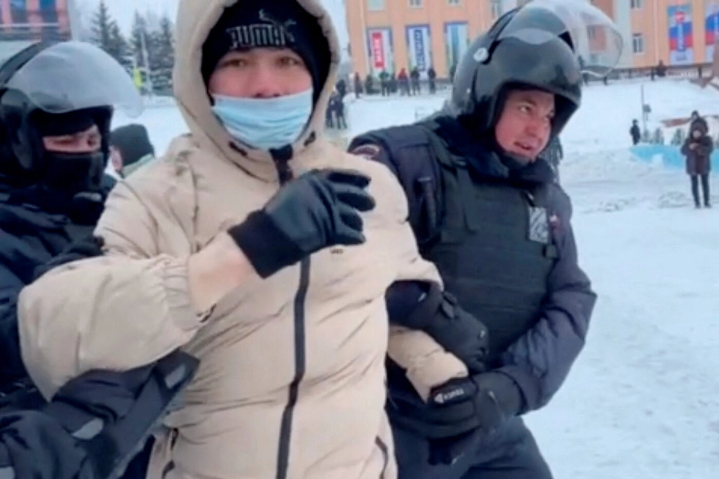Протесты в Башкортостане в январе 2024 года, полиция задерживает демонстранта, протестующего против приговора суда