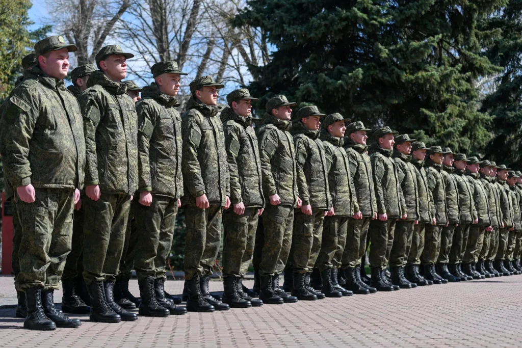 Российские призывники, призванные на военную службу, выстраиваются в строй во время торжественной церемонии перед отправкой в ​​гарнизоны