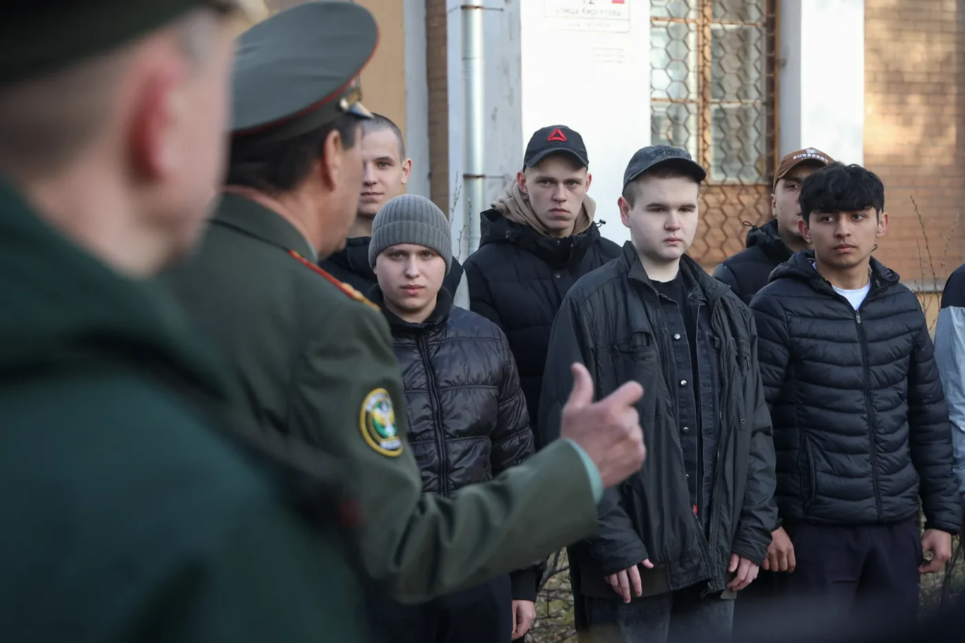 Российские призывники, призванные на военную службу, выстраиваются в строй во время торжественной церемонии перед отправкой в ​​гарнизоны